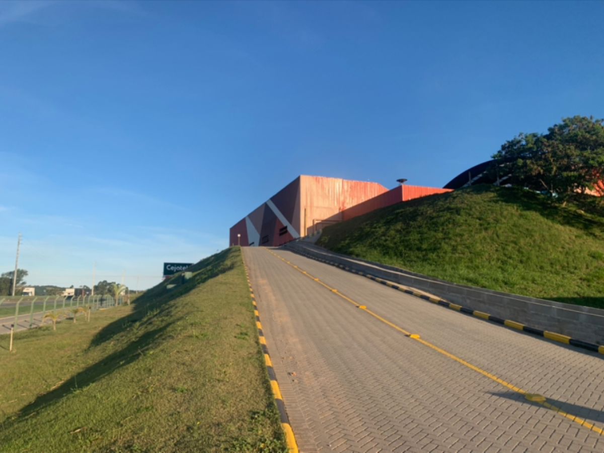 Acesso pavimentado com paver de concreto
